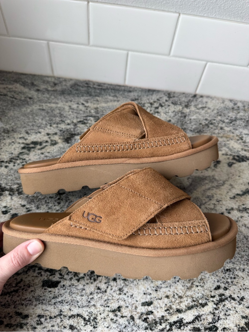UGG Women's Sungaze Slide Platform Sandals in Chestnut. Size 8. VGUC